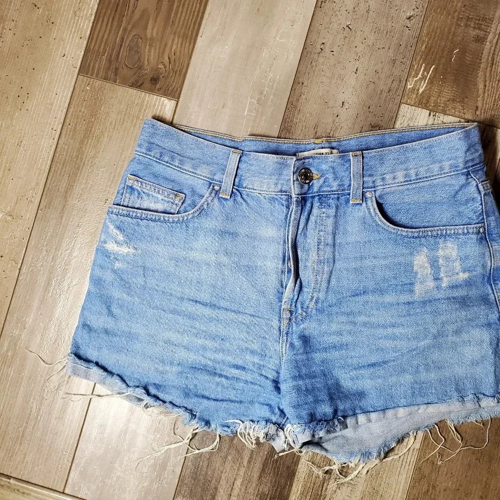 Forever 21 Distressed Jean Shorts Medium Wash Size 25